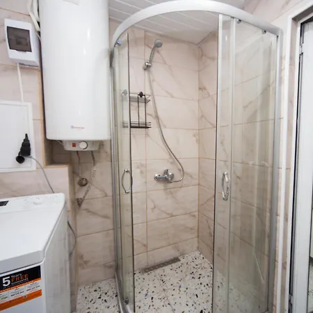 Apartment Half Private Using One Bedroom Instead Of Two - Better Value